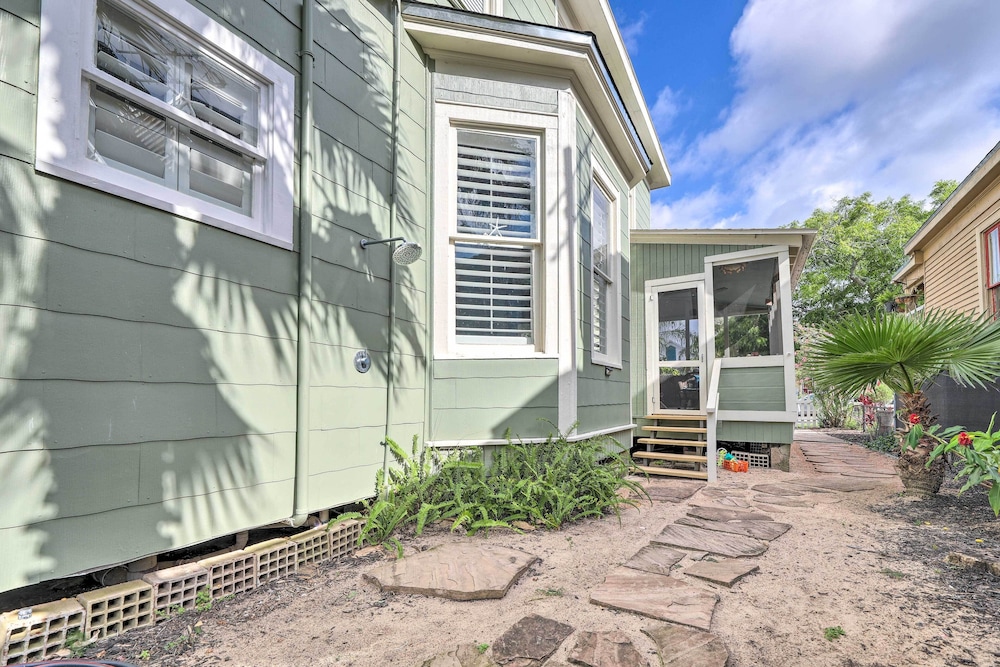 Historic Galveston Hideaway, Walk to the Beach!