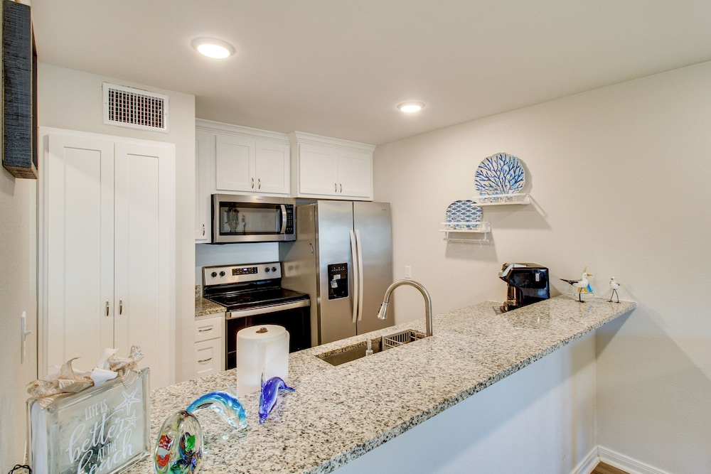 Steps to Sand: Breezy Port Aransas Condo!