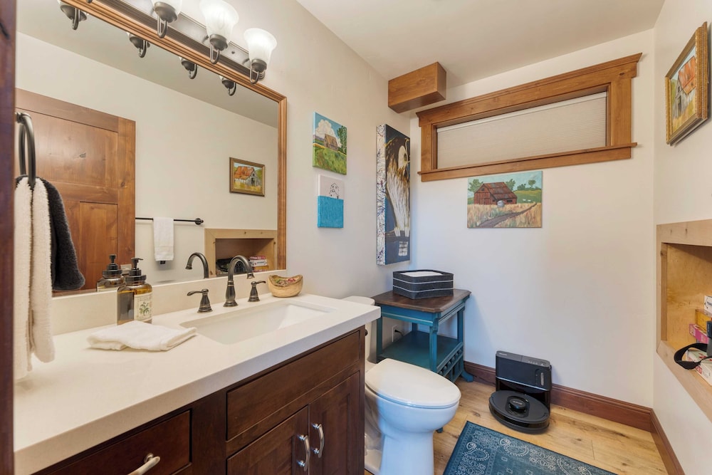 Denton by Avantstay Hot Tub, Deck w/ Fire Pit Near Skiing & Lake!