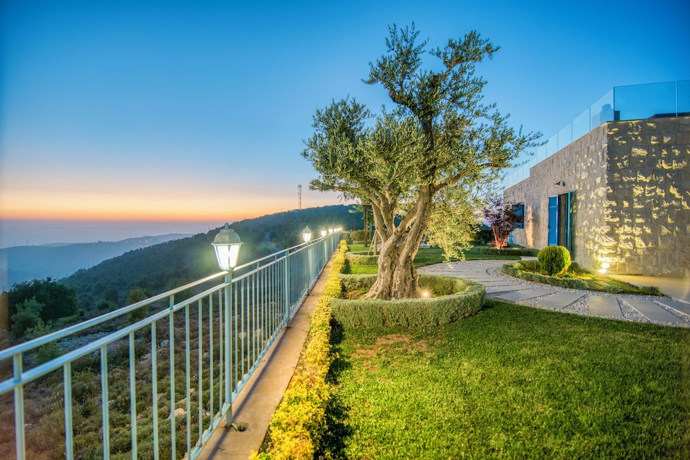 Red Oak House With Garden & Terrace in Assia, Batroun