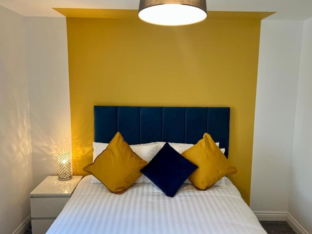 Lovely 2 Bedroom Apartment, 2 Bathrooms Parking view 5