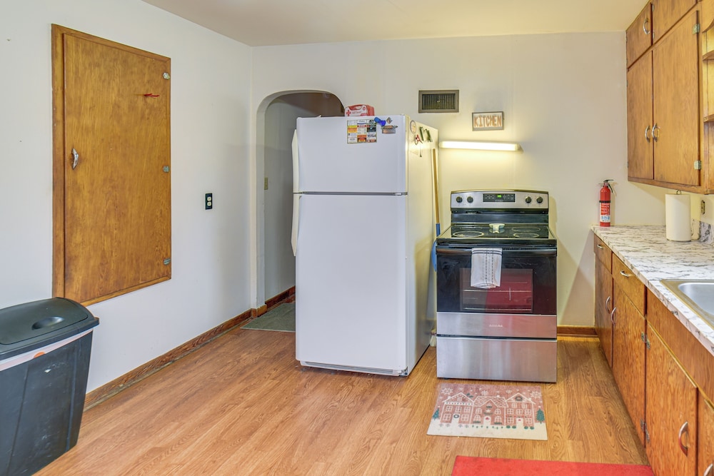 Walk to Restaurant & Bar: Home w/ Deck in Gary