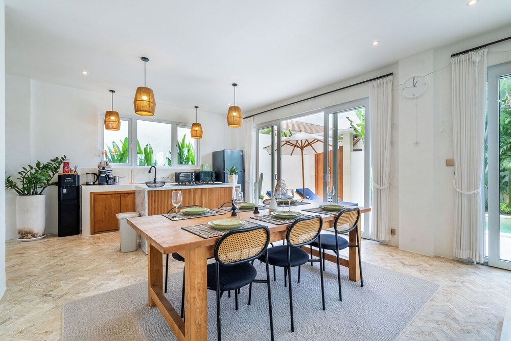 Eleven Villa Canggu - Calm Oasis with Pool and Privacy