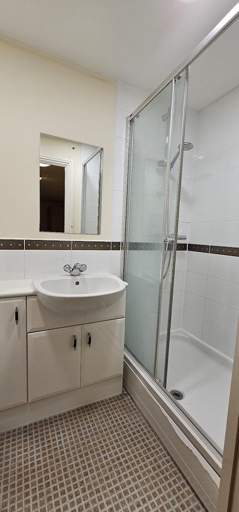 Modern & Lovely 2 Bed in London