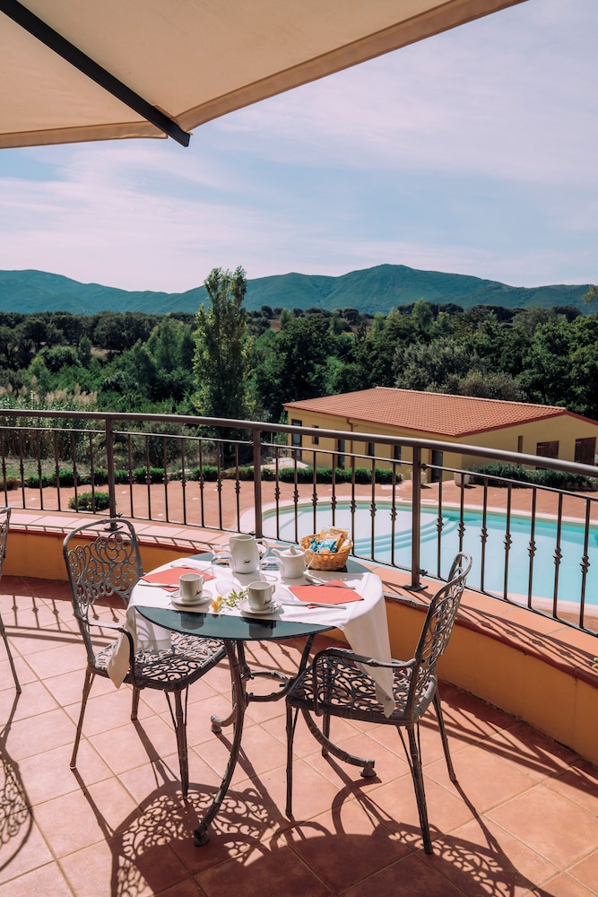Hotel with swimming pool in Arbus