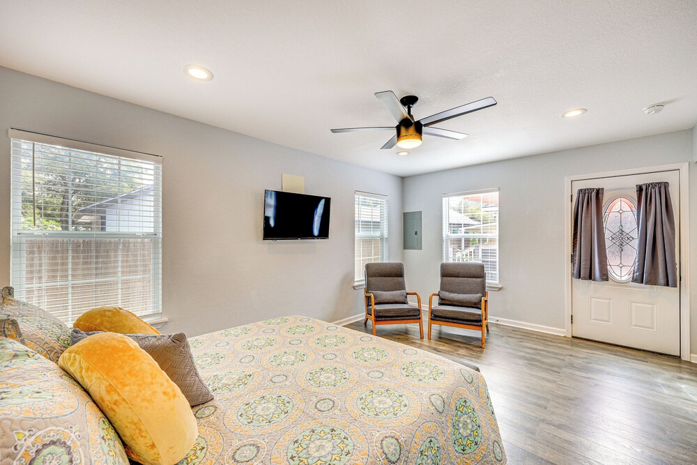 3 Mi to Dtwn: Cozy San Antonio Home w/ Casita!