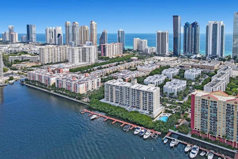 Hotel PETITE ITALIE WATERVIEW - Image 1