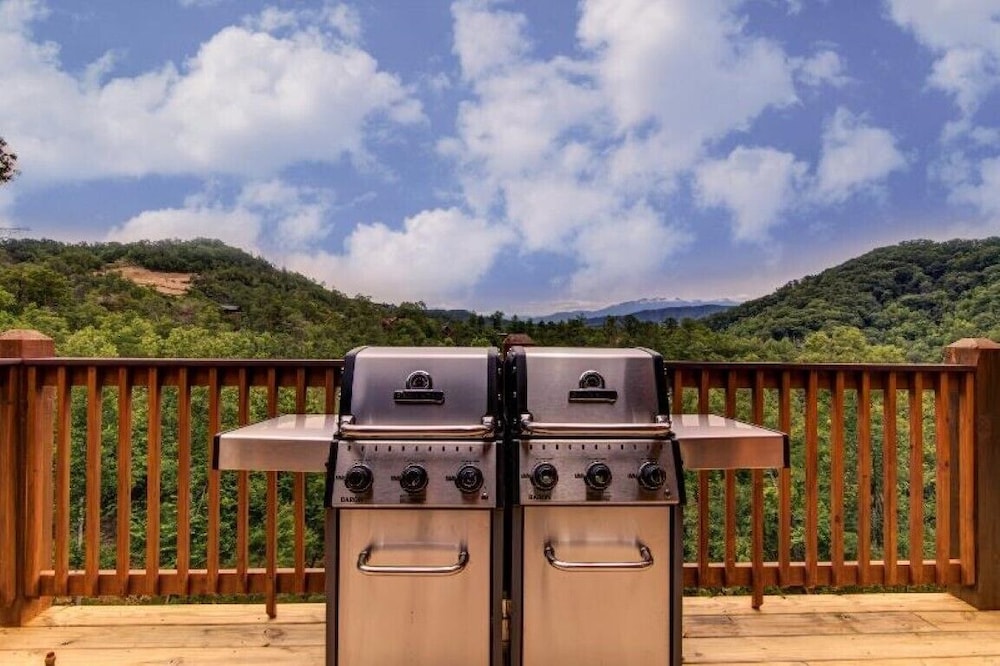 Rocky Top Lodge - 9 Bedrooms, 8 Baths, Sleeps 40 Home by Redawning