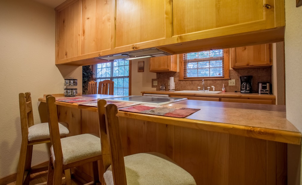 Mayberry Lodge 2 Bedroom Cabin by RedAwning