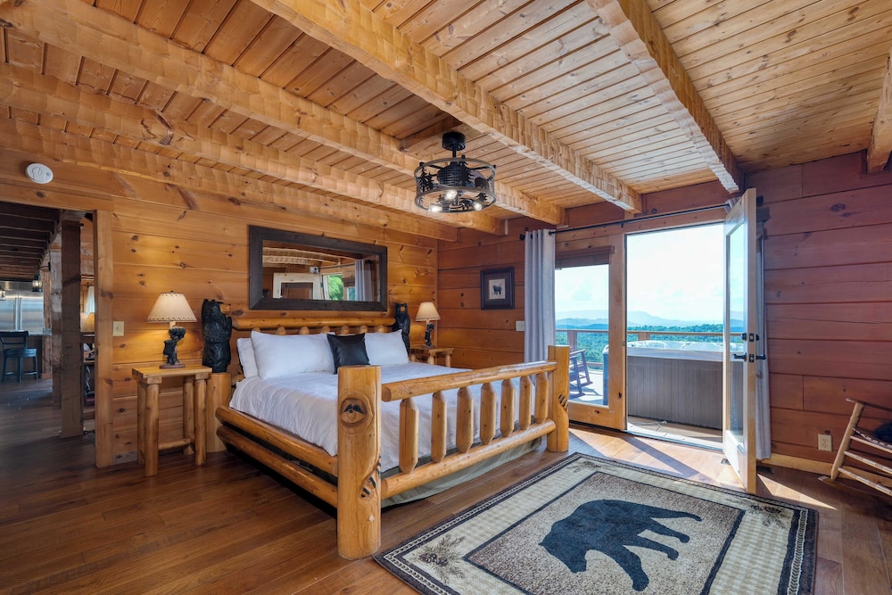 Big Bear Lodge by Avantstay Smoky Mountain Views, Hot Tub, Theater & Game Room