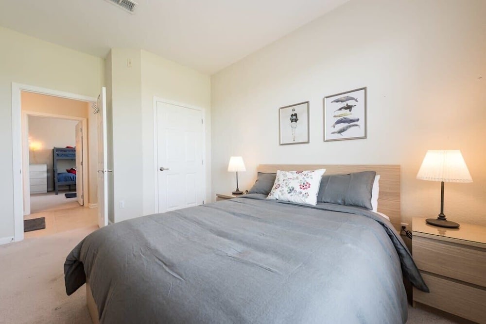 Beautiful Modern Condo in Prime Location