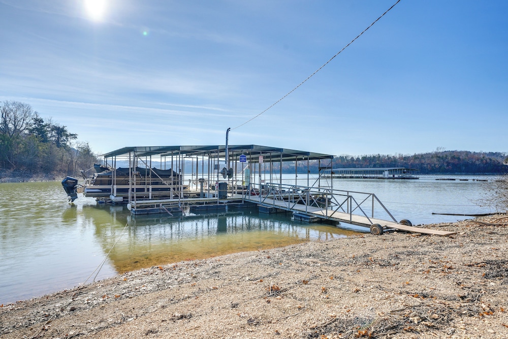 Cozy Table Rock Lake 'boathouse' w/ Pool Access