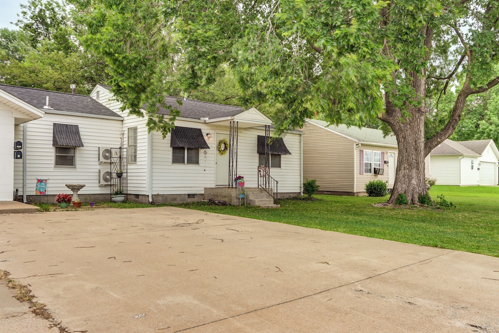 1 Mi to Main St Joplin: Cozy Home w/ Shared Yard!