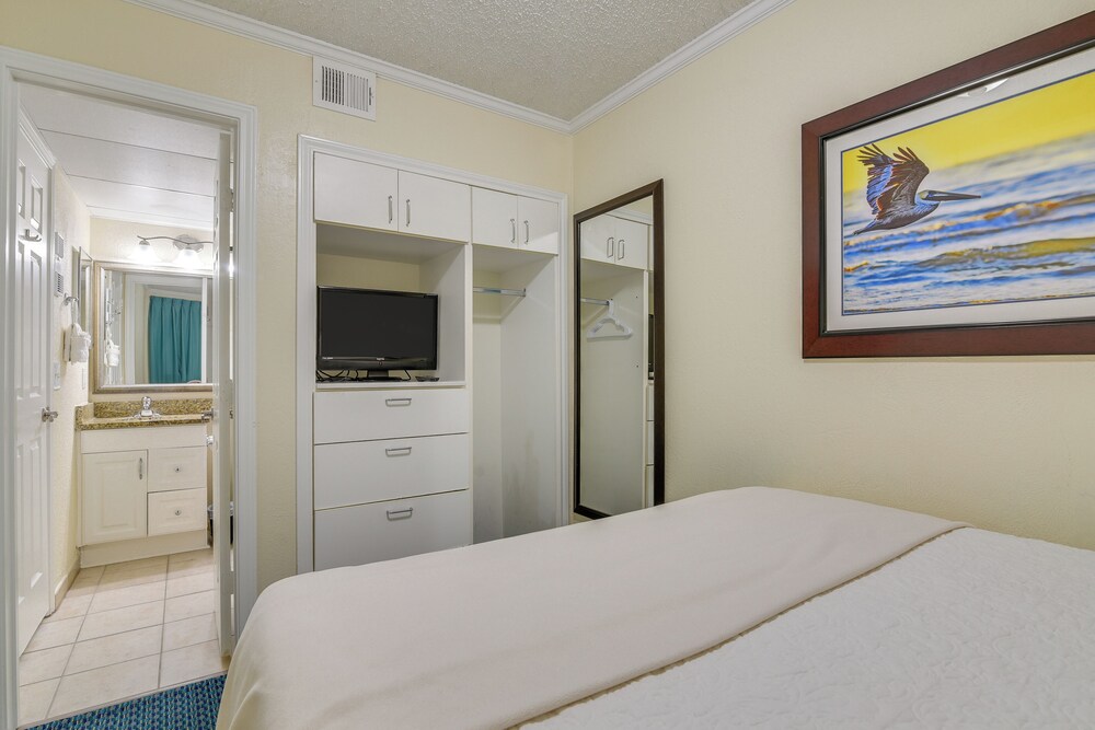 Steps to Beach: Galveston Condo w/ Balcony!