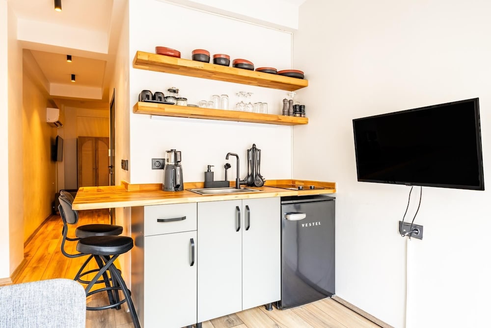 Chic Flat w French Balcony 10 min to Galata Tower