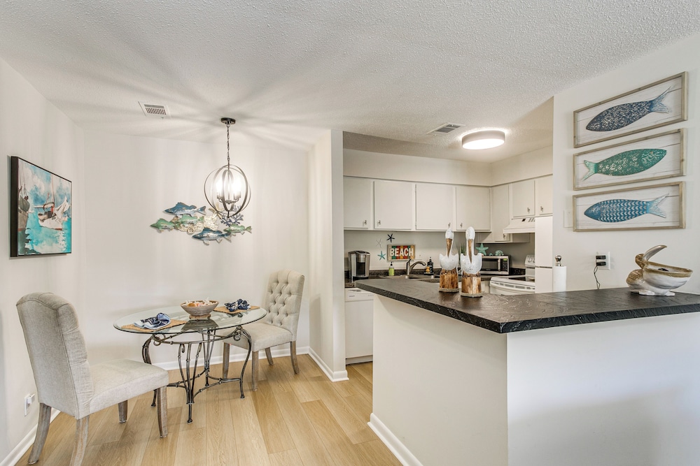Condo w/ Amazing Amenities: 1 Mi to Beach! - Property Image 4
