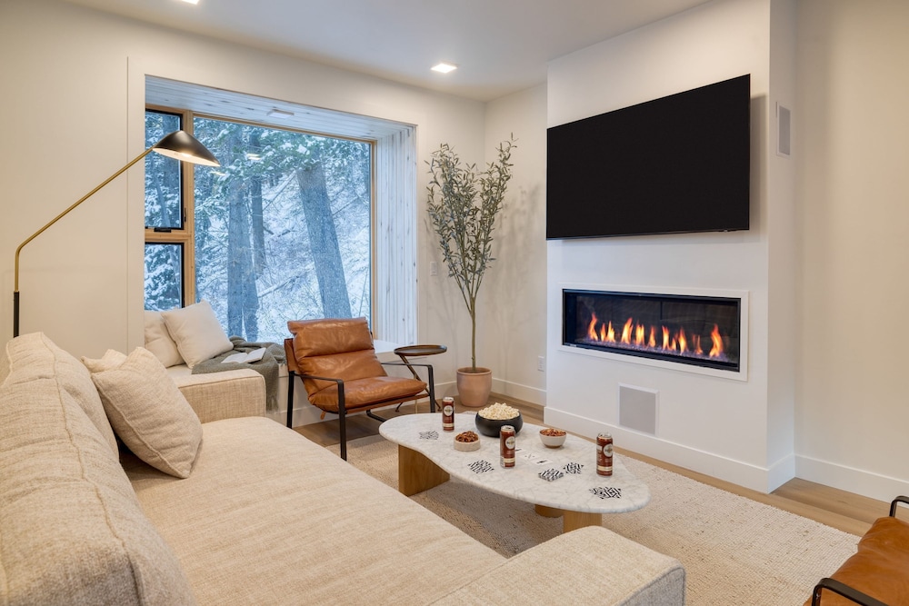 Parkview Mountain House Luxury Ski Home w Hot Tub Near Trails Downtown