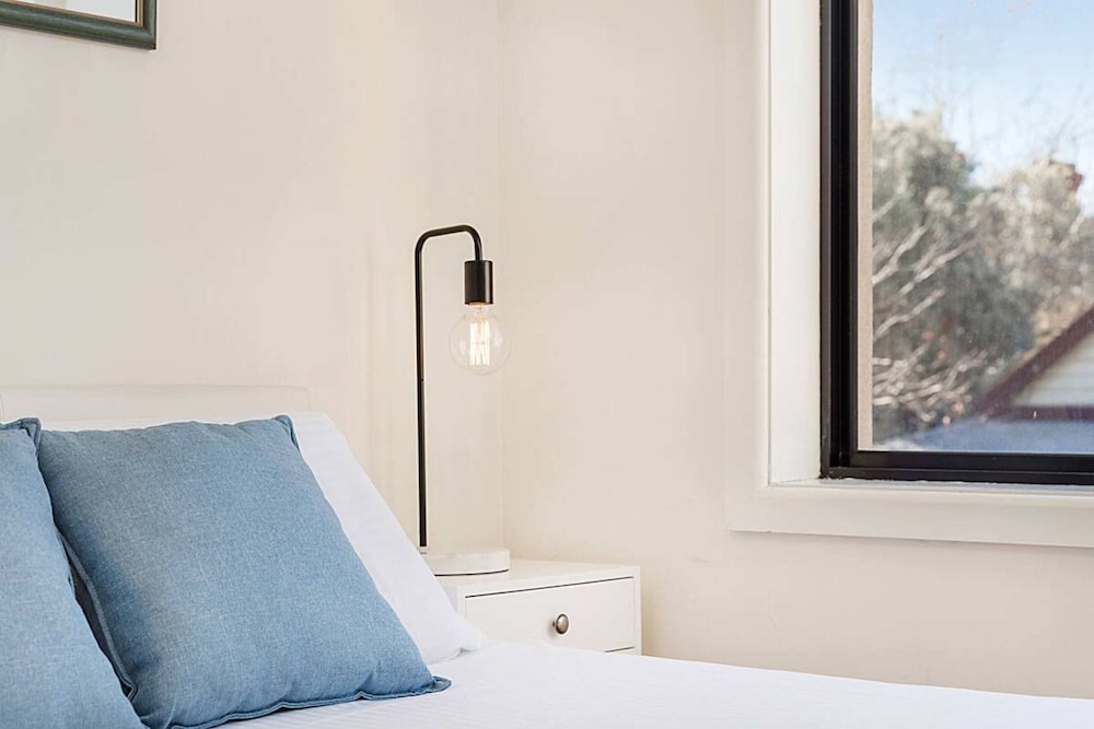 Prime Location 1 Bedroom Apartment Near MCG With Parking