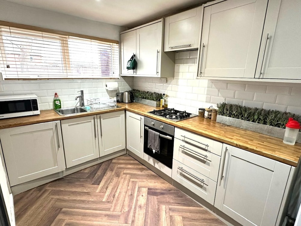 Leamington Spa-3 Bed-garden-pets-parking