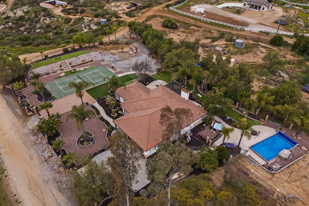 Breathtaking Meadows by Avantstay Temecula Group Retreat Pool, Pickleball, Firepit, Hot Tub