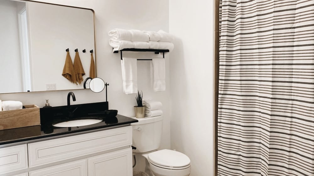 Designer 1 bed 5 min to Old Town Dogs Welcome
