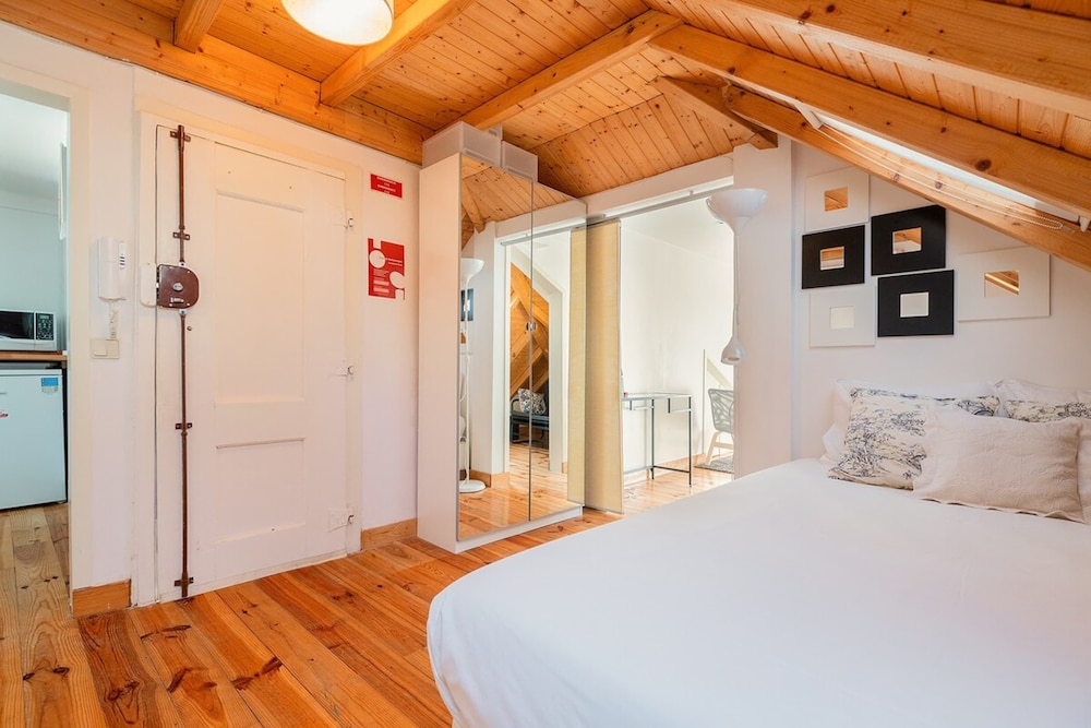 Attic Apartment With Balcony in Bairro Alto view 3