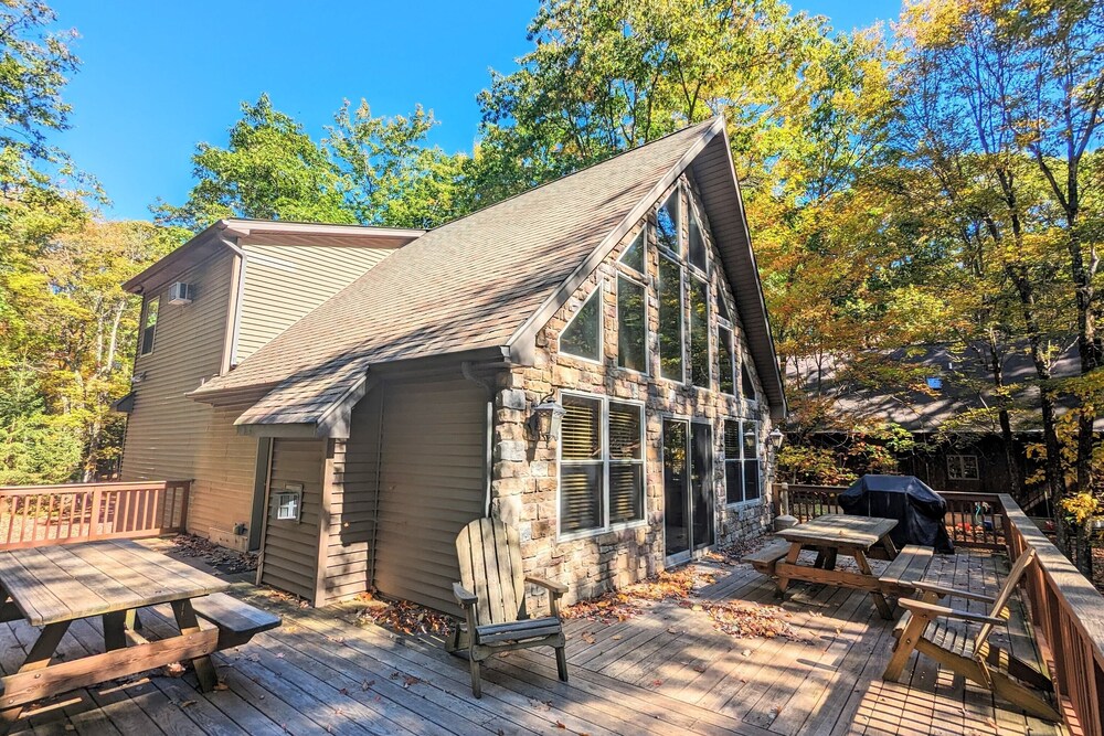 Woodland Oasis by Avantstay Hot Tub, Firepit, Walk to Lake view 2