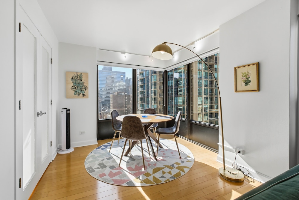2bd River North Million Dollar Views! Parking Incl 2 Bedroom Condo