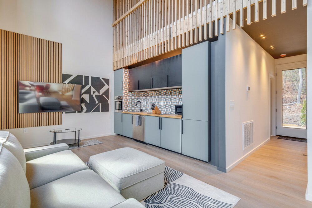 4 Mi to Downtown Brevard: Sleek Cabin w/ Deck