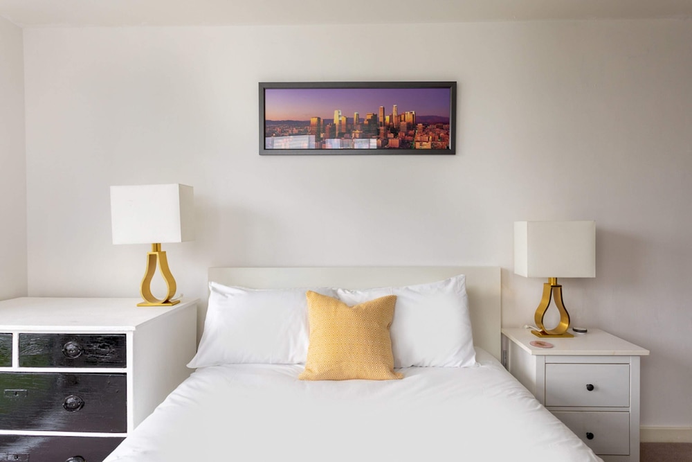 Stunning Brentford Penthouse view 4