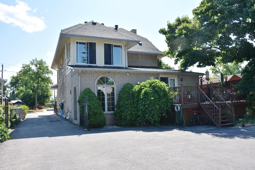 10th Avenue Guest House & Suites