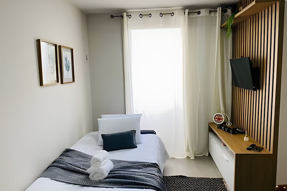 APTO prox Ponte amizade 5 pessoas com AC