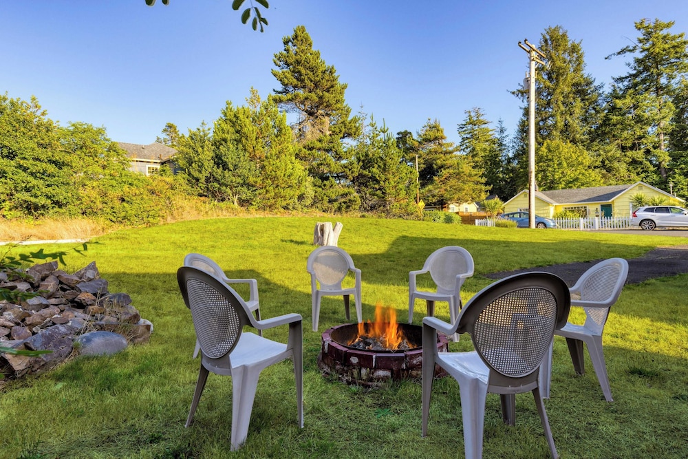 Walk to Beach & Shops Fireplace, Patio Dining & Firepit at Manzanita Ave