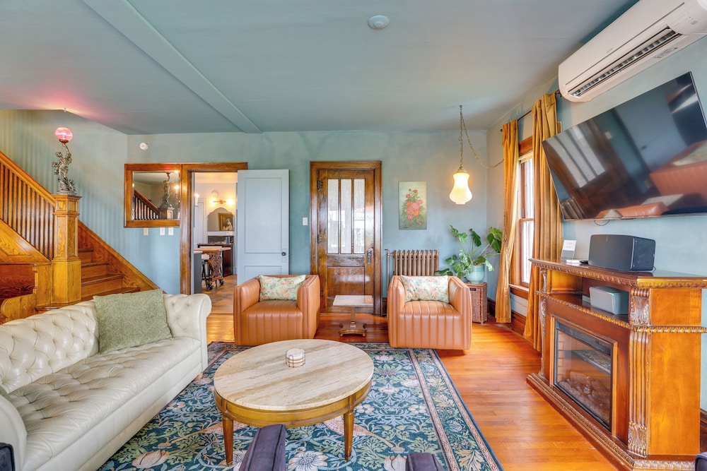 Group Getaway: Luxe Farmhouse in Mt Horeb!