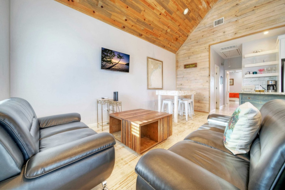 2 Homes on the Bay, Shared Waterfront Pool + Boat Dock Laguna Village Paradise
