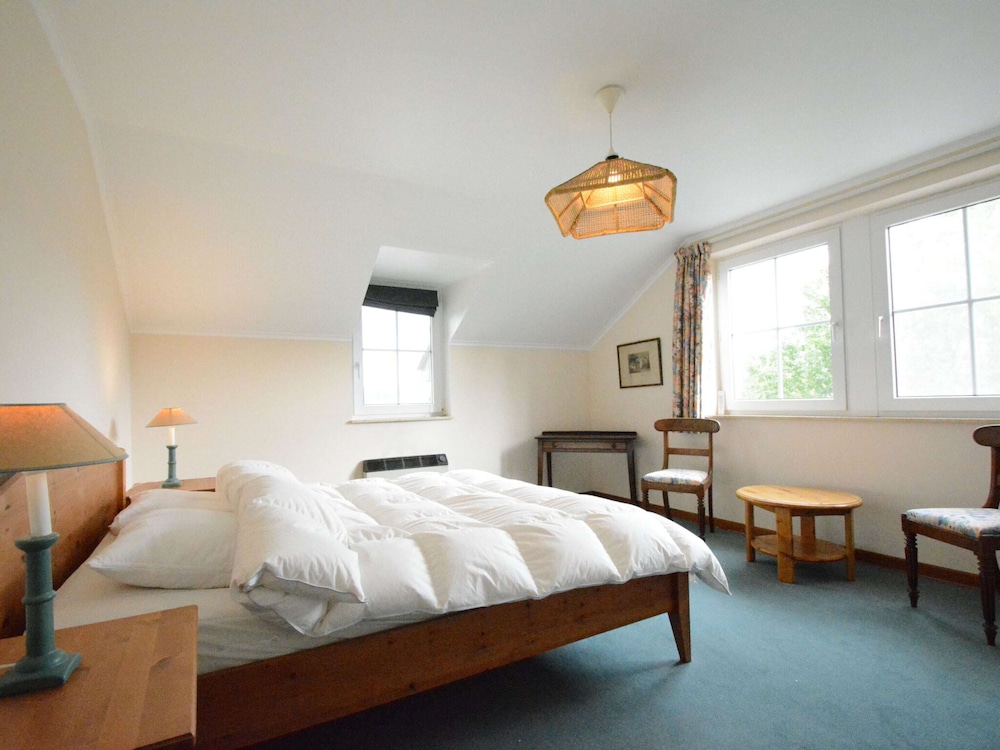 Spacious Villa Near Lesse view 4