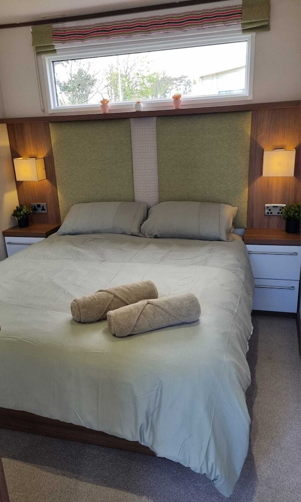 Stunning Seaside Lodge Nr New Forest 2 bed view 3