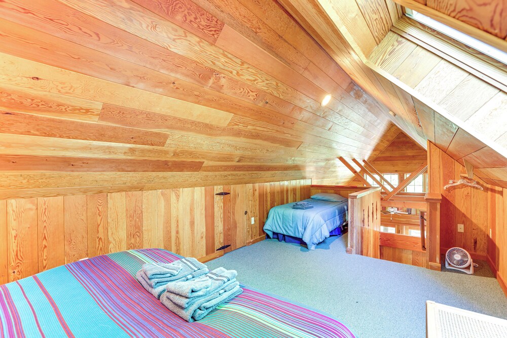 Nature-packed Mckenzie River Retreat w/ Trails!