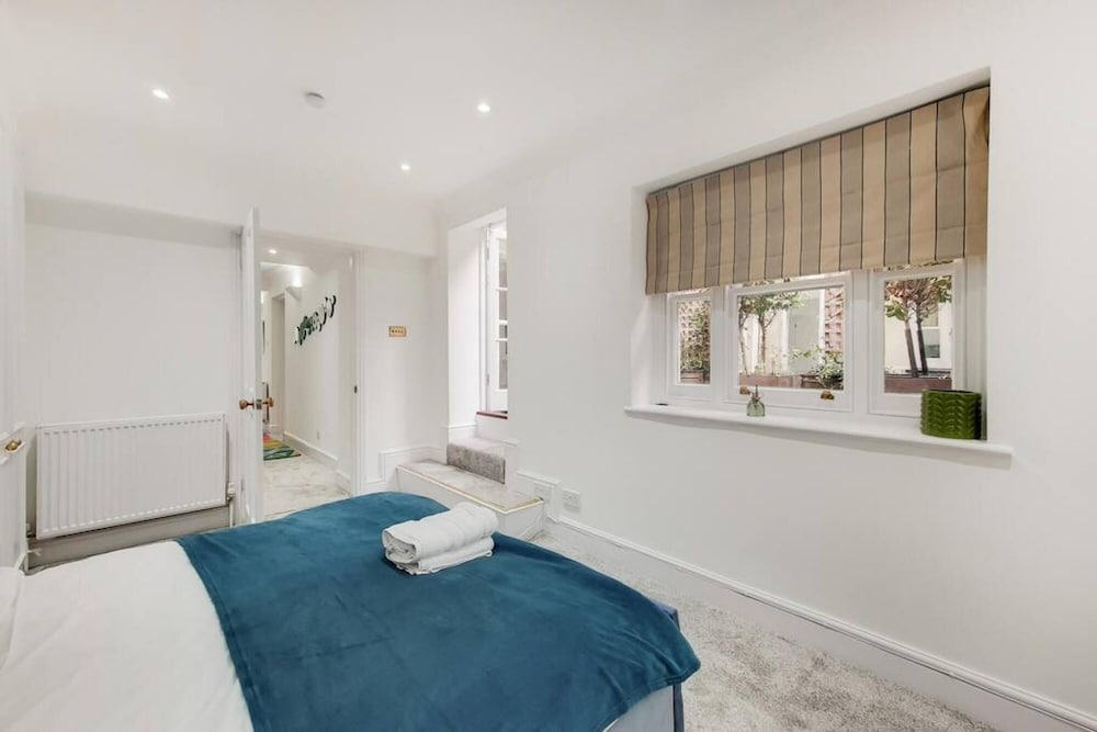 Stunning 3 Bedroom Apartment in Belgravia w Patio view 5
