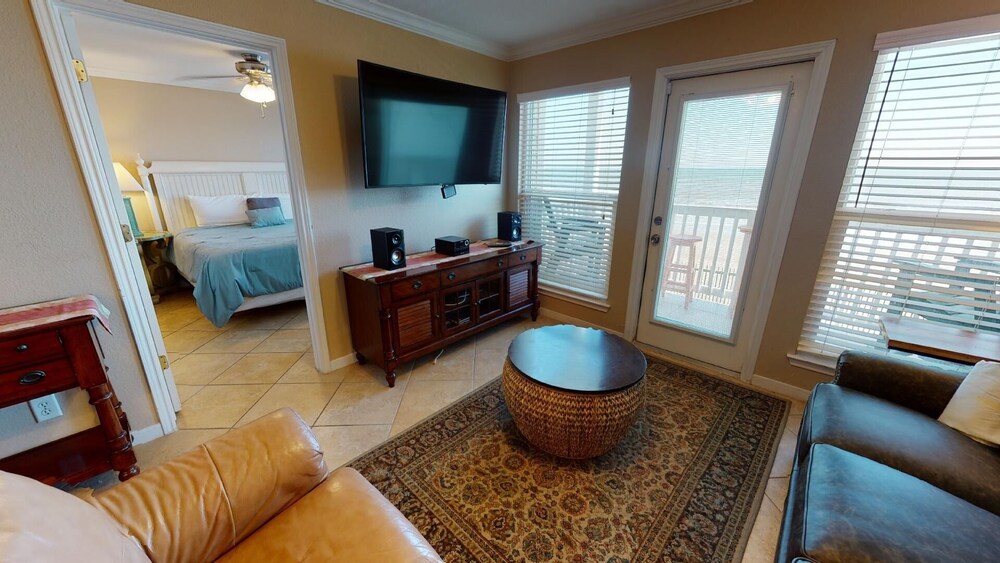 Seascape 2113 2 Bedroom Condo by RedAwning