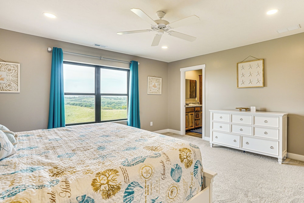 2 Mi to Lewis and Clark Lake: Spacious Getaway