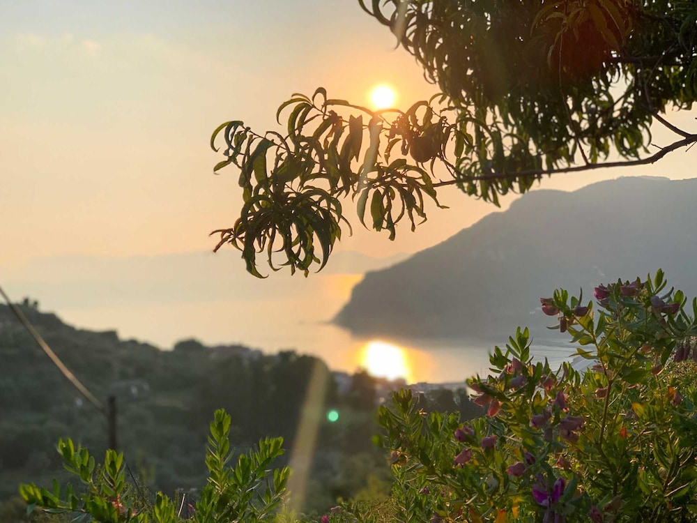 Pergamonto Cottage - Seaview Nest w Private Pool