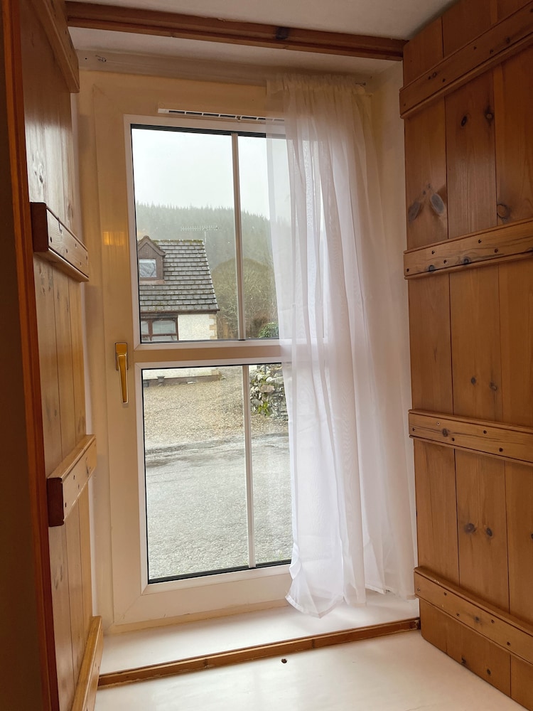 Traditional Highland Cottage Near Loch Ness-sleeps 6