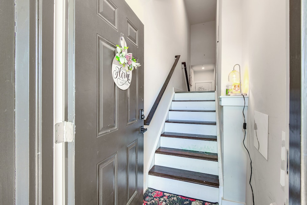 Townhome at Laurel Park: Modern & Spacious Getaway