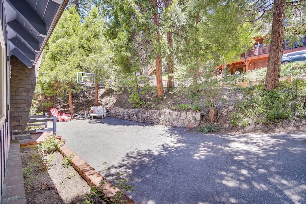 Steps to Lake Arrowhead: Cabin w/ Bbq!