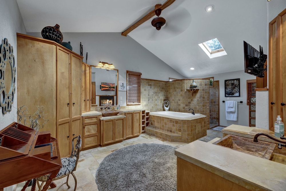 Terracotta Oasis - Wimberley for 30 Guests