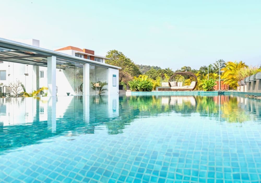 Modern Tropical 2bhk Near Beach Pool Garden