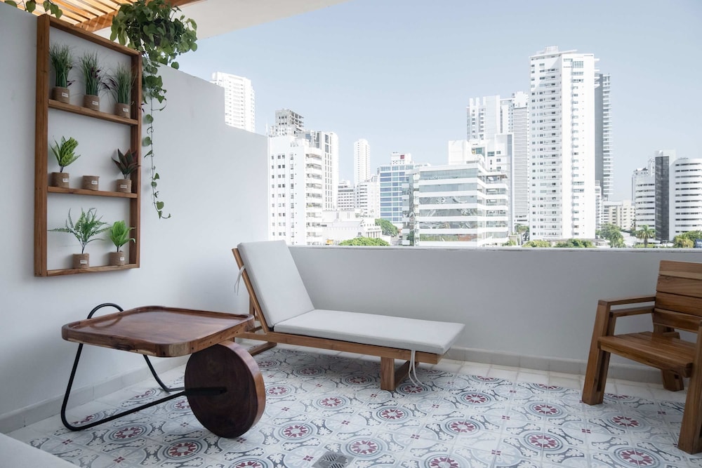 w Gleaming Loft w Balcony in Bocagrande