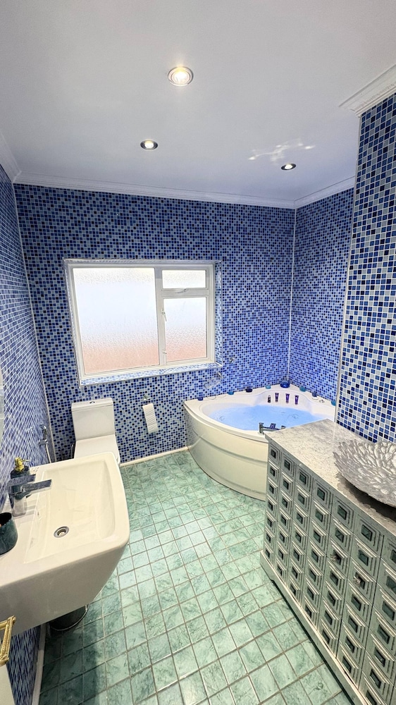Luxurious West London Retreat With Hot Tubs & Easy Access to Central London