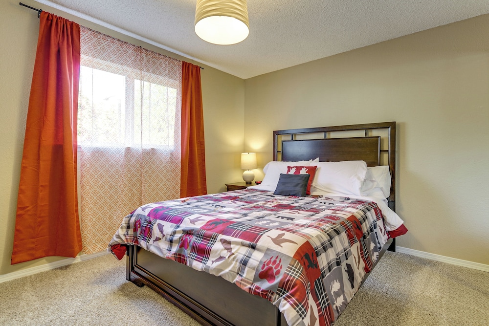 Family Retreat w/ Hot Tub & Game Room in Everett!